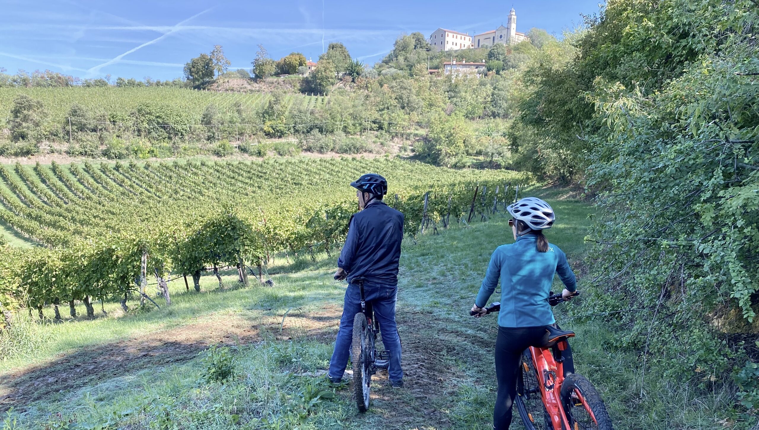 Il picnic è gioco. Due bikers con moto in paesaggio collinare sui Colli Berici