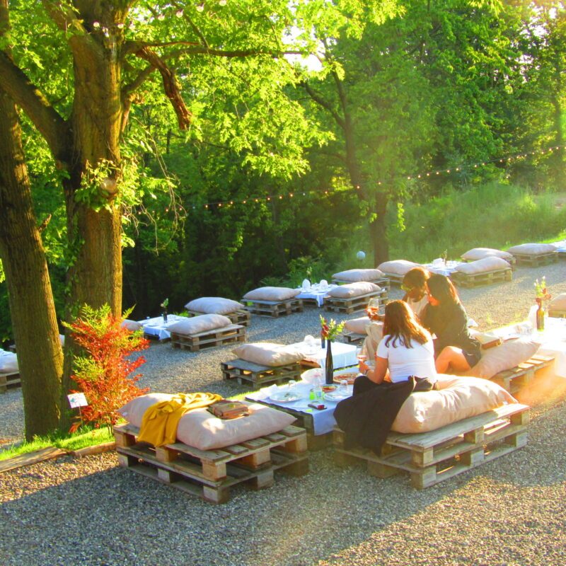 Aperitivo su bancali in collina a San Colombano al Lambro