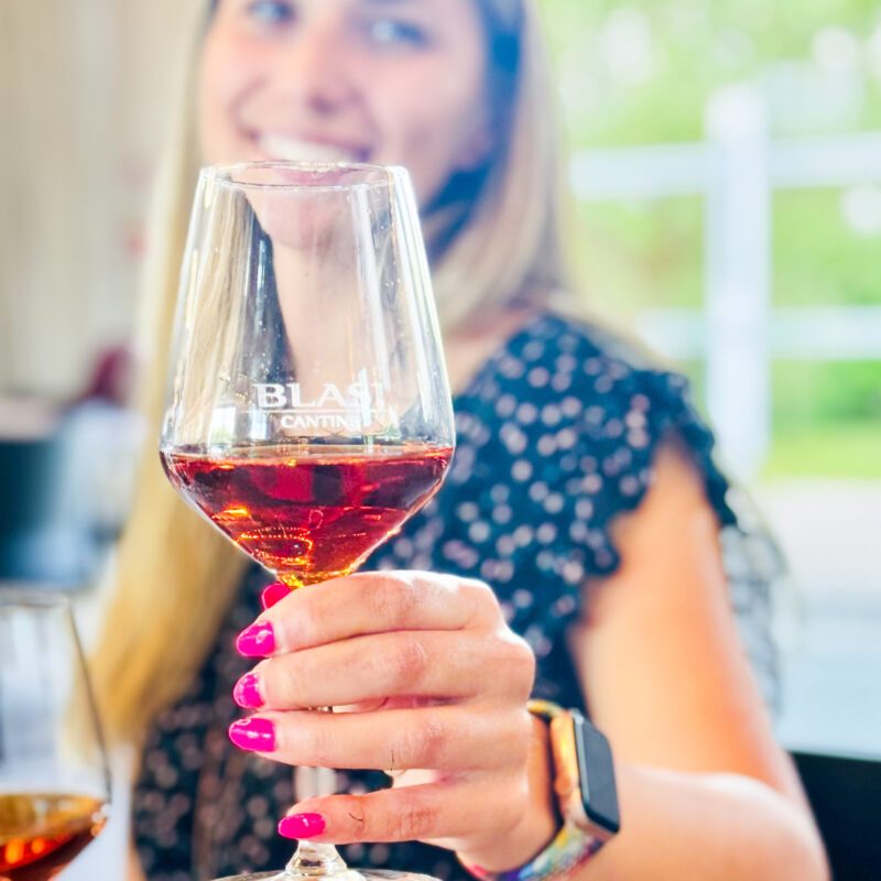 ragazza con calice di vino durante un degustazione in Umbria