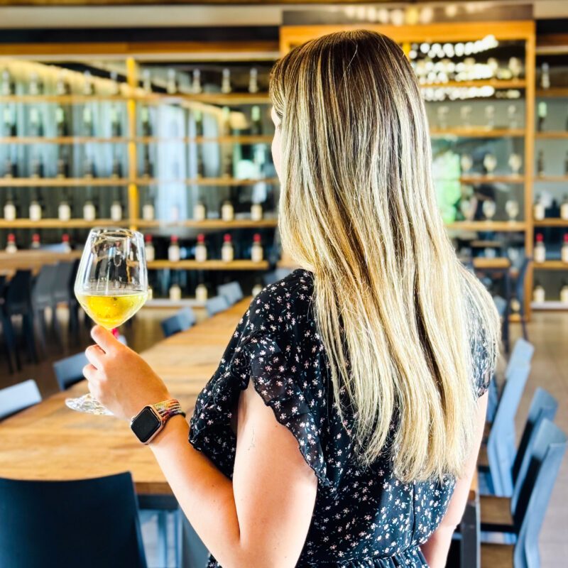 Ragazza durante degustazione di vini in Alta Umbria