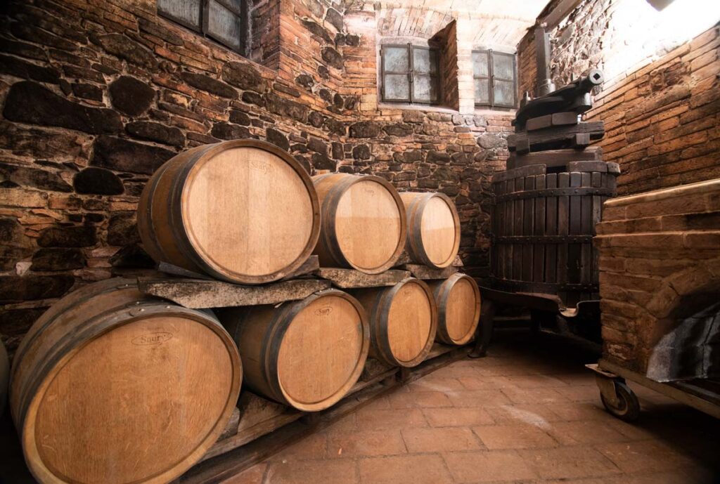 Botti di vino in cantina storica perugina