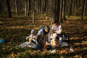Picnic autunnale in famiglia dopo una passeggiata nel bosco