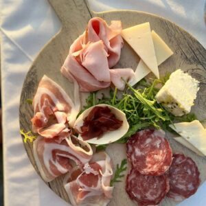 Tagliere di salumi e formaggi locali.