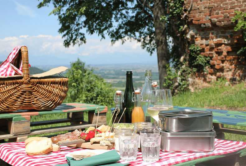 allestimento picnic al Parco del Grep vicino alla torre grep