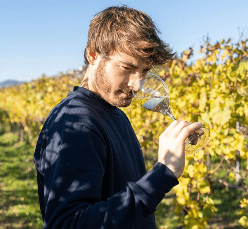 Ragazzo che degusta vino durante il Tour Bollicine "Due Vini"