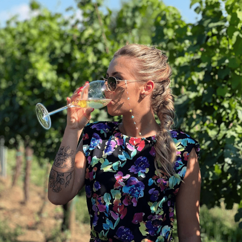 Ragazza che degusta vino durante il Tour Bollicine