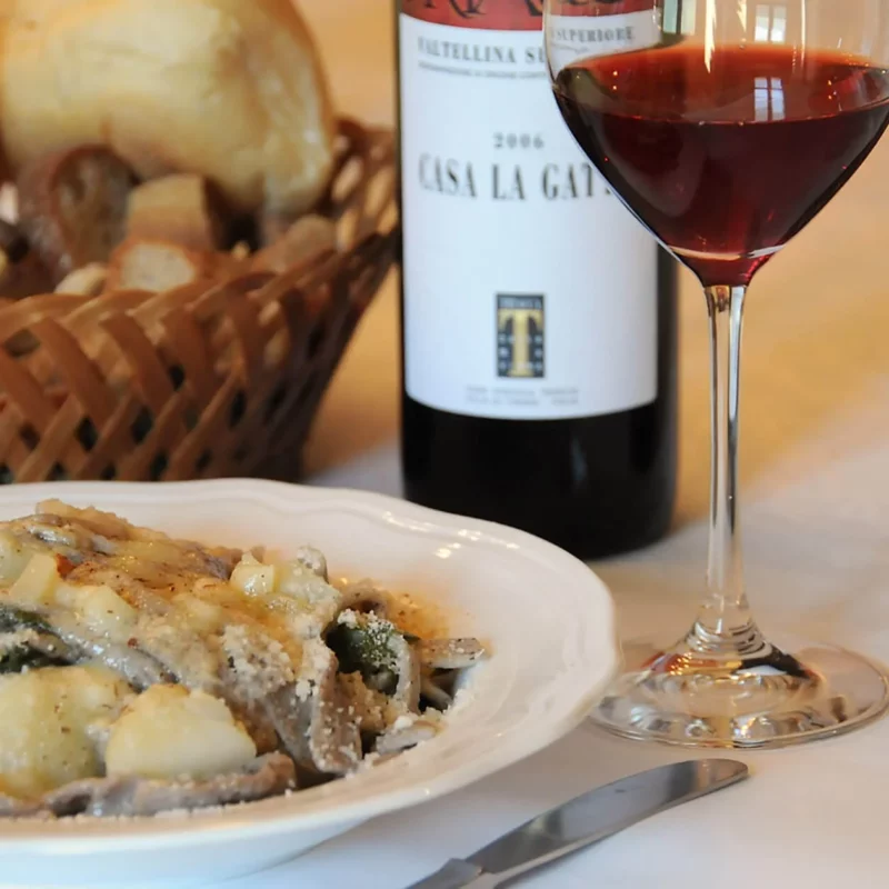 Pranzo con vino e pizzoccheri tipici della valtellina dopo visita guidata