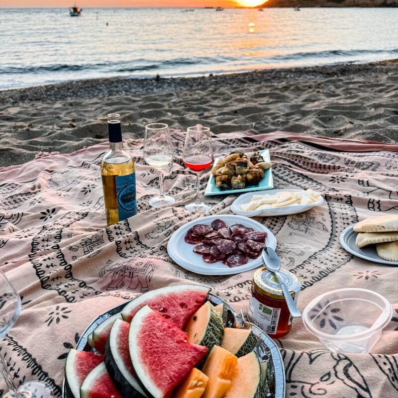 Picnic in spiaggia al tramonto a Rio Murtas