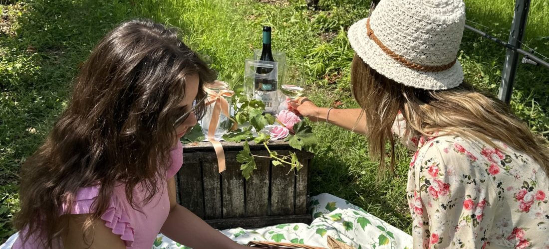 Ragazze che fanno picnic sui Colli Morenici