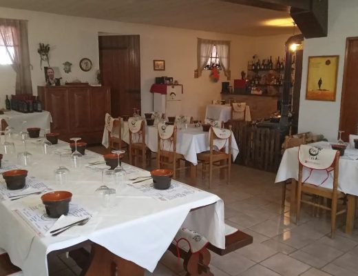 Taverna di una cantina astigiana, apparecchiata per la bagna cauda