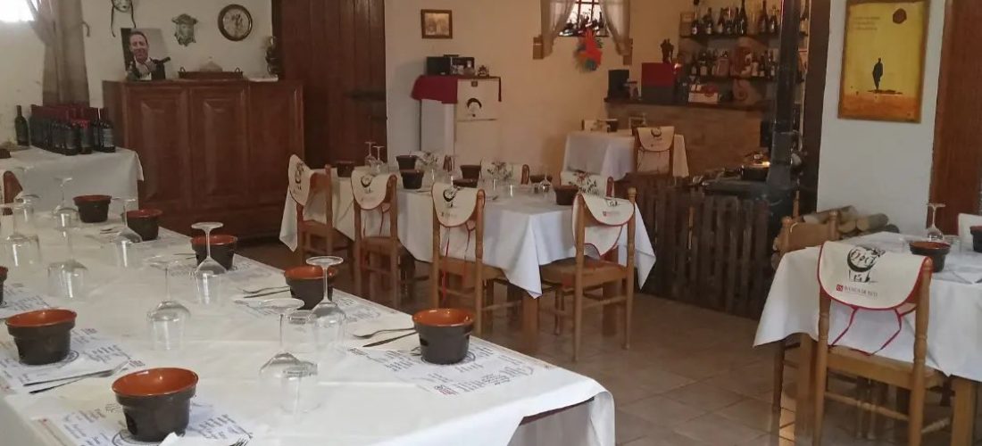 Taverna di una cantina astigiana, apparecchiata per la bagna cauda