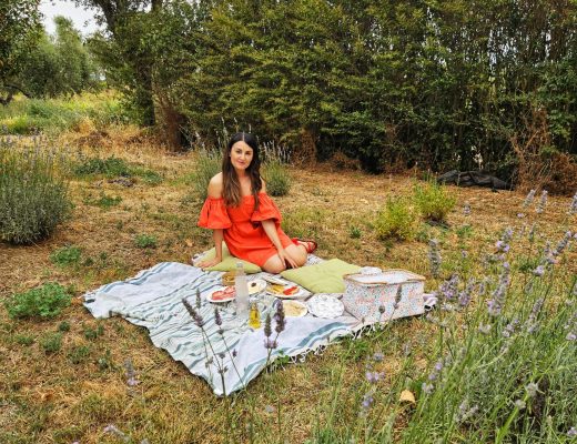 Ragazza che fa picnic in giardino adiacente ai vigneti in provincia di Viterbo