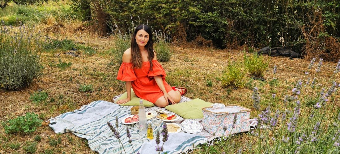 Ragazza che fa picnic in giardino adiacente ai vigneti in provincia di Viterbo