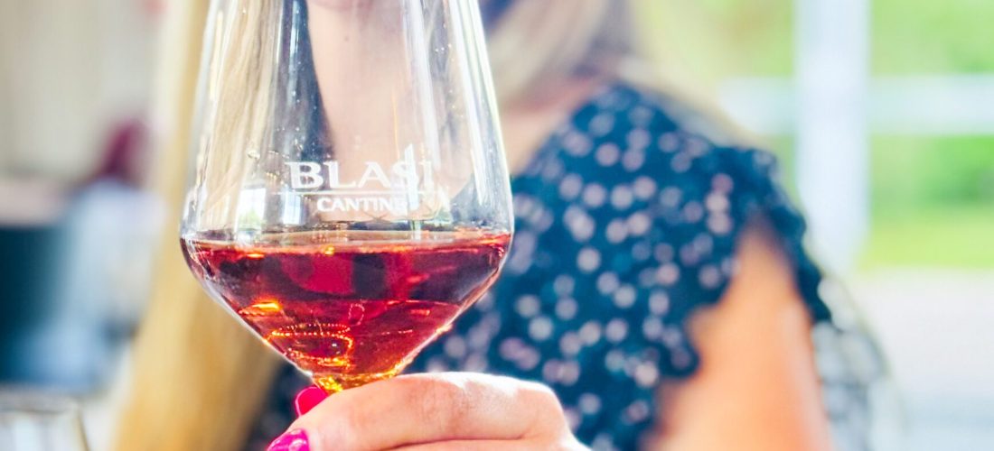 ragazza con calice di vino durante un degustazione in Umbria