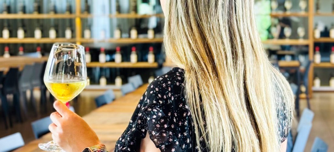 Ragazza durante degustazione di vini in Alta Umbria