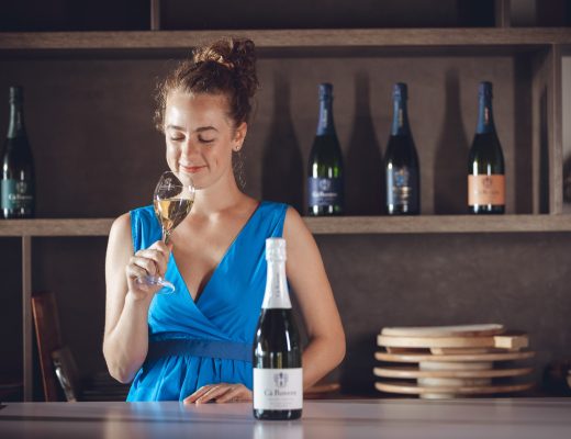 Ragazza che degusta vino come sommelier in una cantina sui colli berici