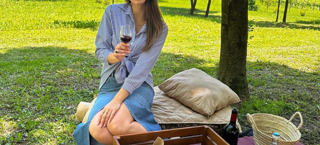 Ragazza che fa picnic a Scanzorosciate