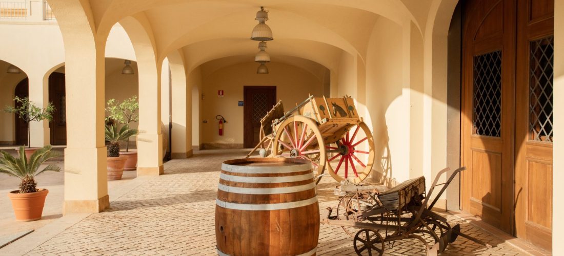 Porticato con botte di vino a Trapani