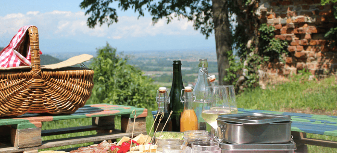 allestimento picnic al Parco del Grep vicino alla torre grep