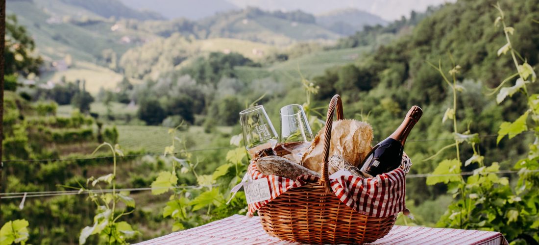 Cestino picnic con vino, salumi e formaggi per picnic in Veneto