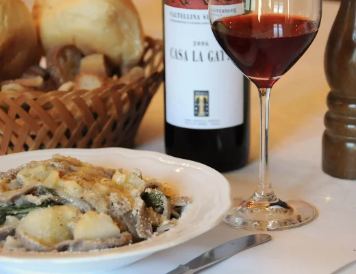 Pranzo con vino e pizzoccheri tipici della valtellina dopo visita guidata