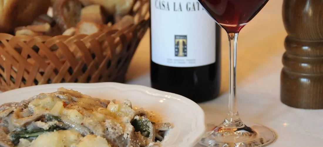 Pranzo con vino e pizzoccheri tipici della valtellina dopo visita guidata