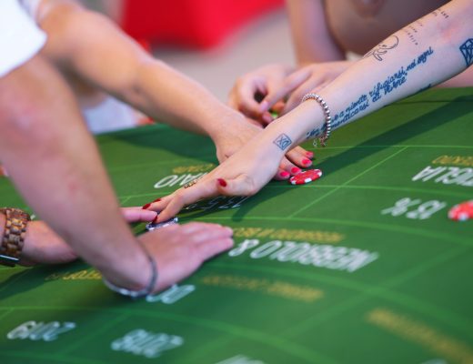 Tavolo da gioco per degustazione alla cieca stile casinò