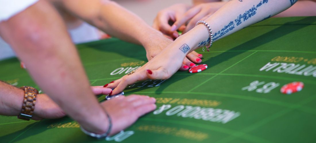 Tavolo da gioco per degustazione alla cieca stile casinò