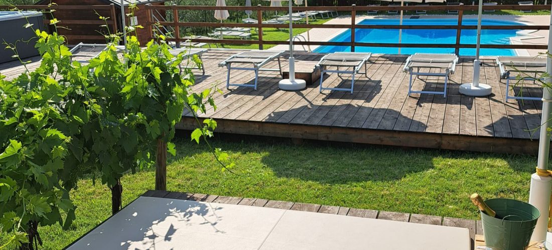 Lettino matrimoniale di fronte a piscina in provincia di Ravenna