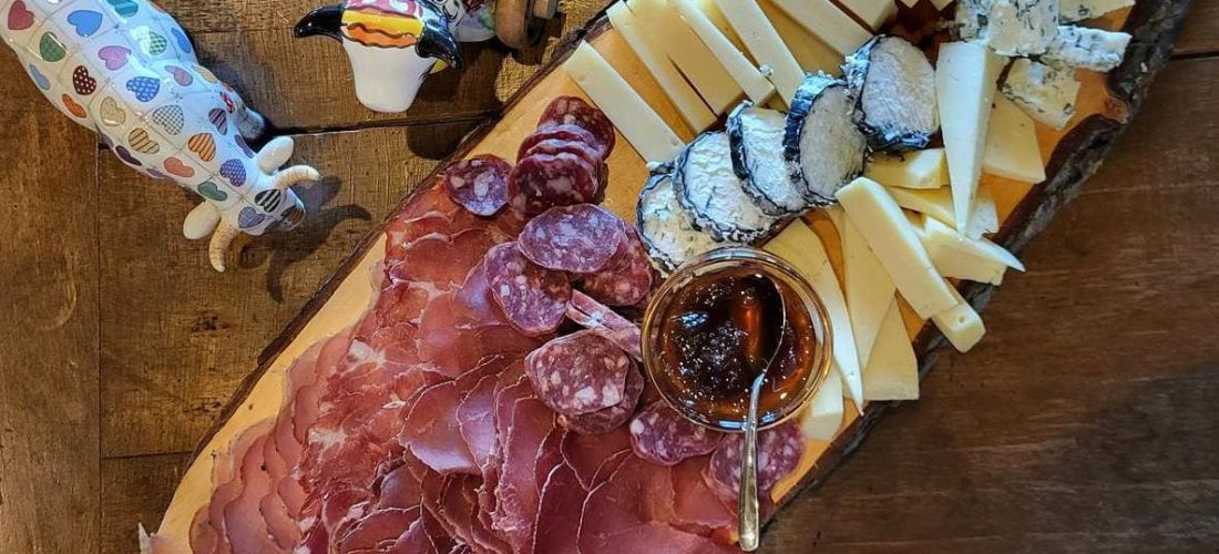 Tagliere di salumi e formaggi della Valle D'aosta