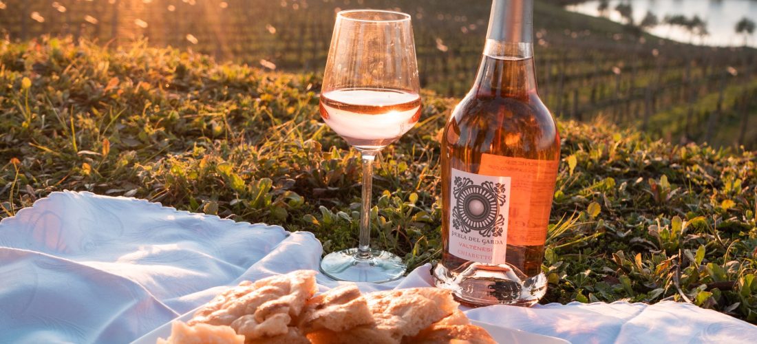 Salumi, formaggi e vino per picnic in vigna sul Garda