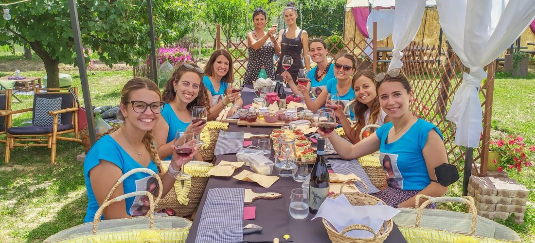 Persone che fanno picnic sotto un gazebo in un wine garden