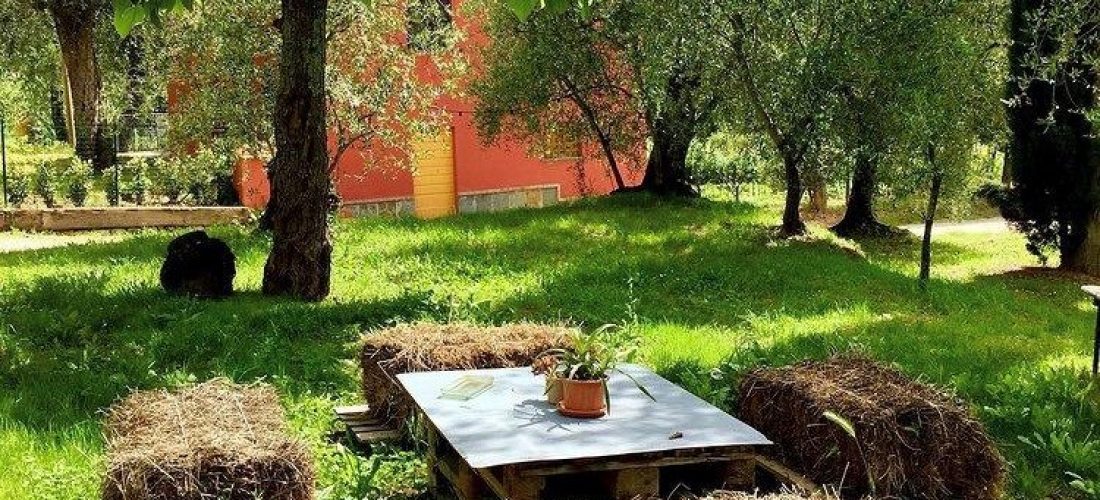 Picnic su balle di fieno e bancali in giardino in Toscana