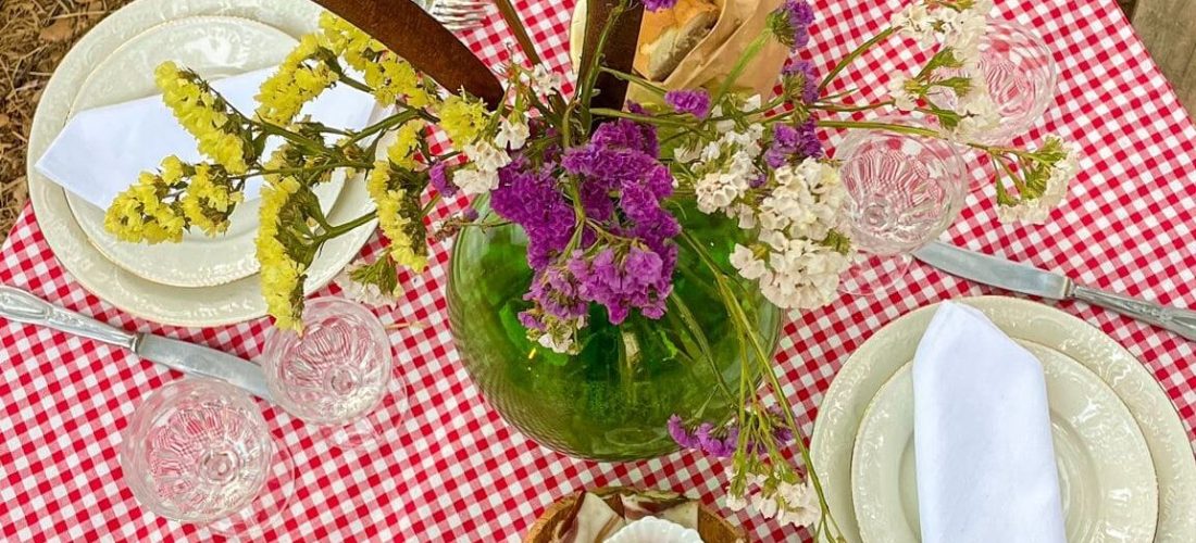 Tavola con prodotti sardi per picnic il buon cibo del pastore