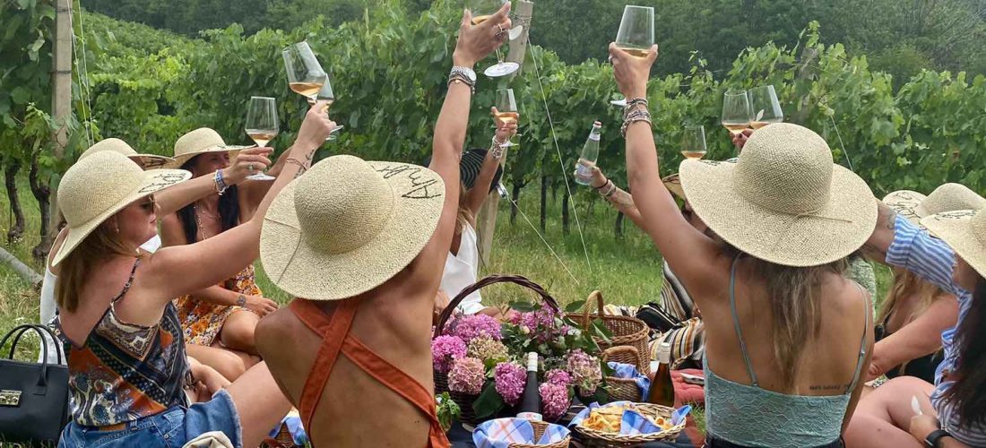 Ragazze che fanno picnic a Verona