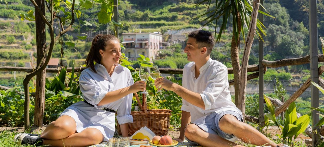 Persone che fanno picnic all'ombra dei limoni di Amalfi