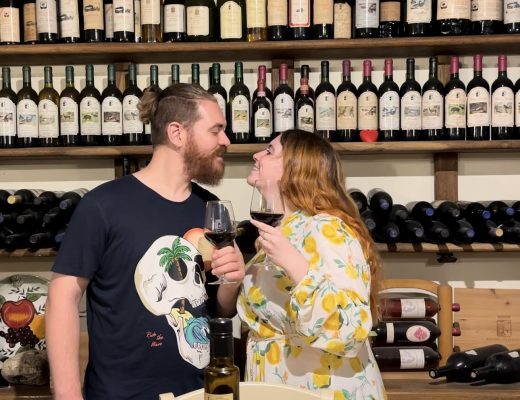 Ragazzi durante degustazione di vini e prodotti tipici a Pisa