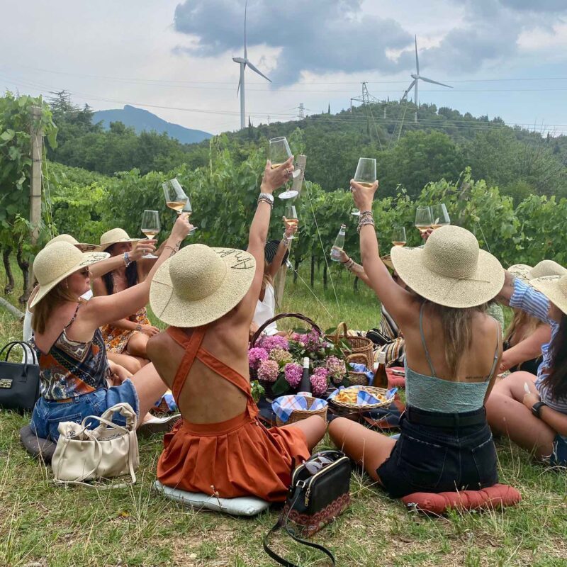 Ragazze che fanno picnic a Verona