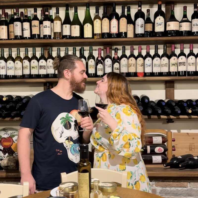 Ragazzi durante degustazione di vini e prodotti tipici a Pisa